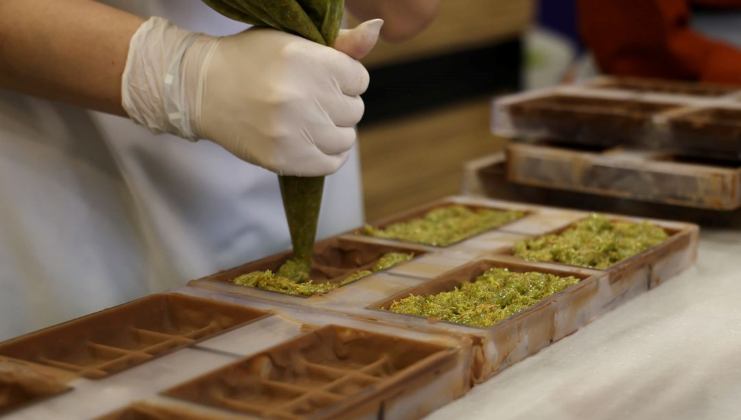 “Cennet Çamuru”nu yeniden yorumladı: Dubai çikolatası çılgınlığı bitti, bu da Adana çikolatası